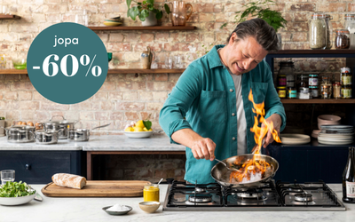 Mies kokkaa liekehtivällä pannulla modernissa keittiössä, kuvassa mainosteksti jopa -60 %.