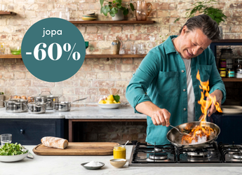 Mies kokkaa liekehtivällä pannulla modernissa keittiössä, kuvassa mainosteksti jopa -60 %.