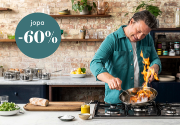 Mies kokkaa liekehtivällä pannulla modernissa keittiössä, kuvassa mainos teksti jopa -60 % alennuksesta.