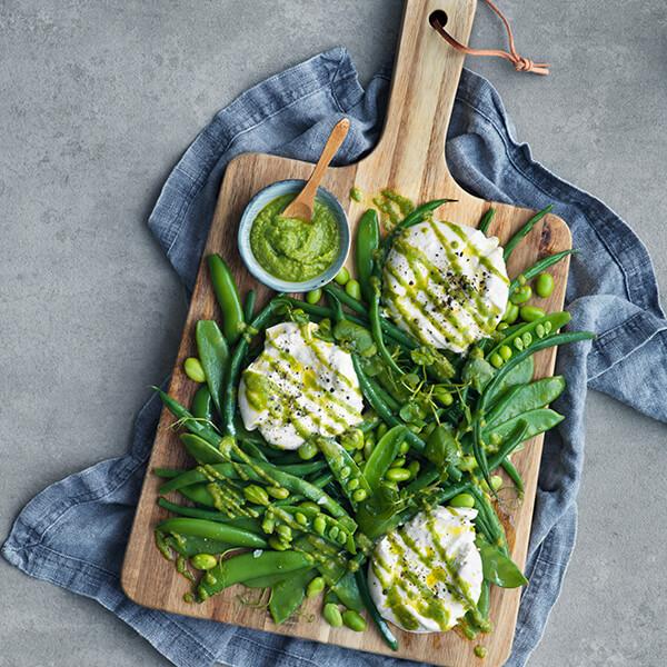 Burrata vihreillä pavuilla ja pestolla