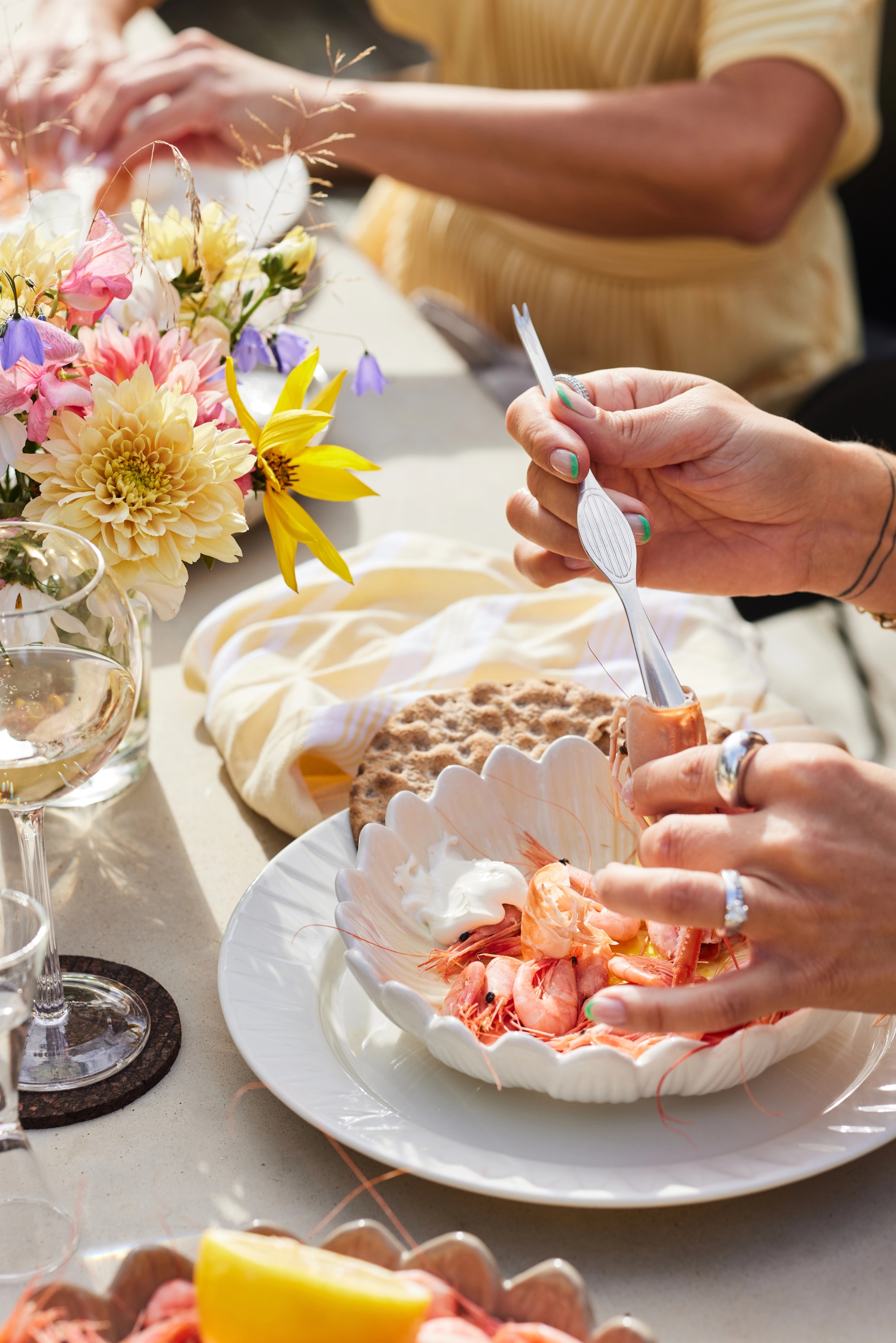 Äyriäisbuffet kulho täynnä katkarapuja