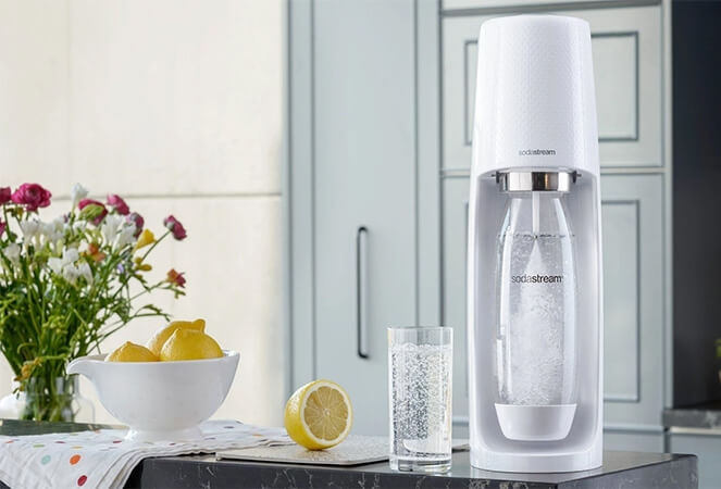 Sodastream vit i kök medfärgglada blommor på sidan i vas