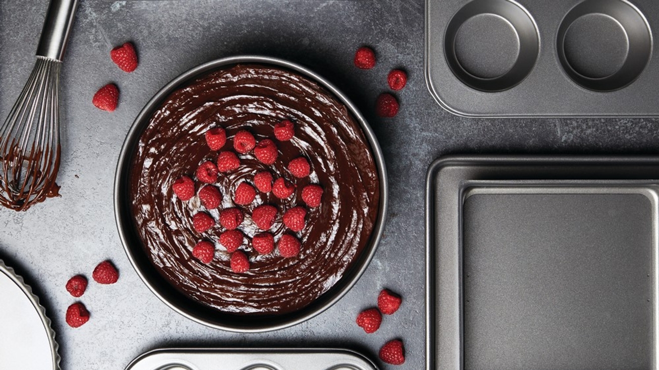 Kakform med kladdkaka och hallon i 