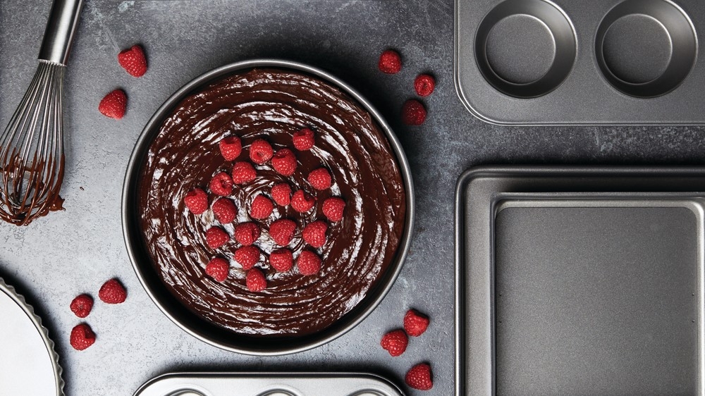 Kakform med kladdkaka och hallon i