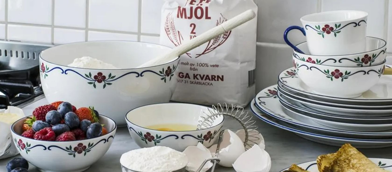 Sundborn tallrikar, koppar med bär och pannkakor