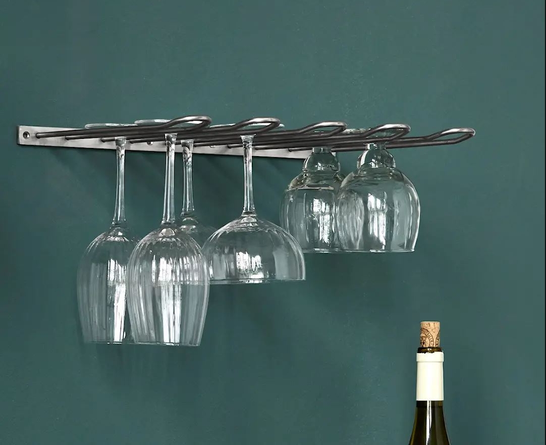 Glashängare vinglas hänger upp och ner i kök