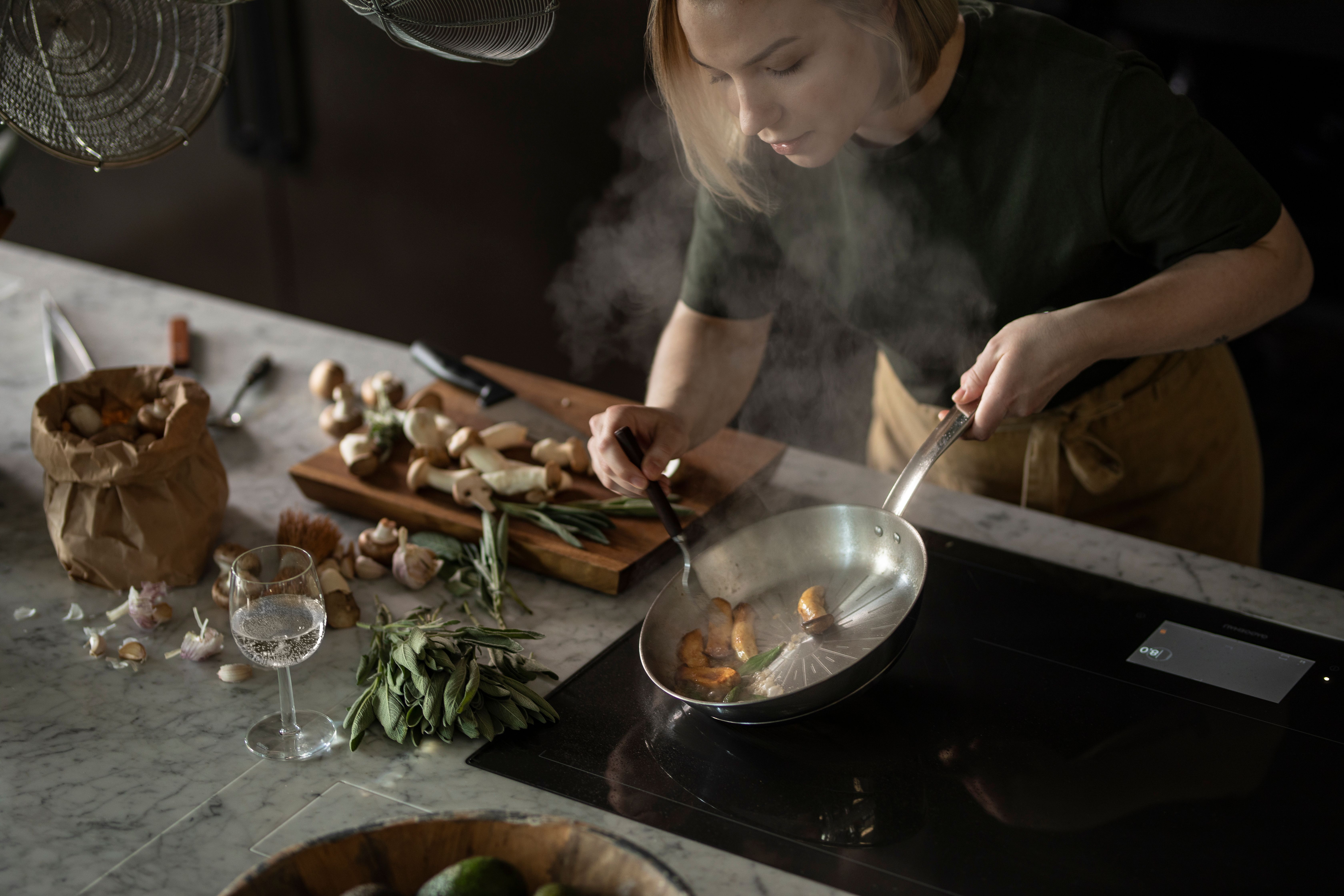 Stekpanna för induktionshäll med stekt svamp 