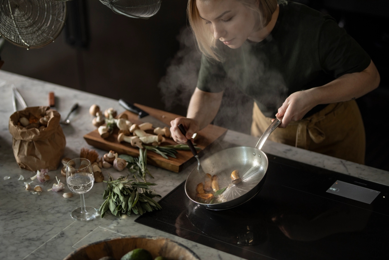 Stekpanna för induktionshäll med stekt svamp 