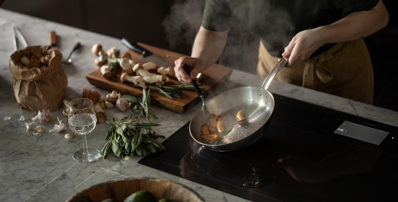 Stekpanna för induktionshäll med stekt svamp