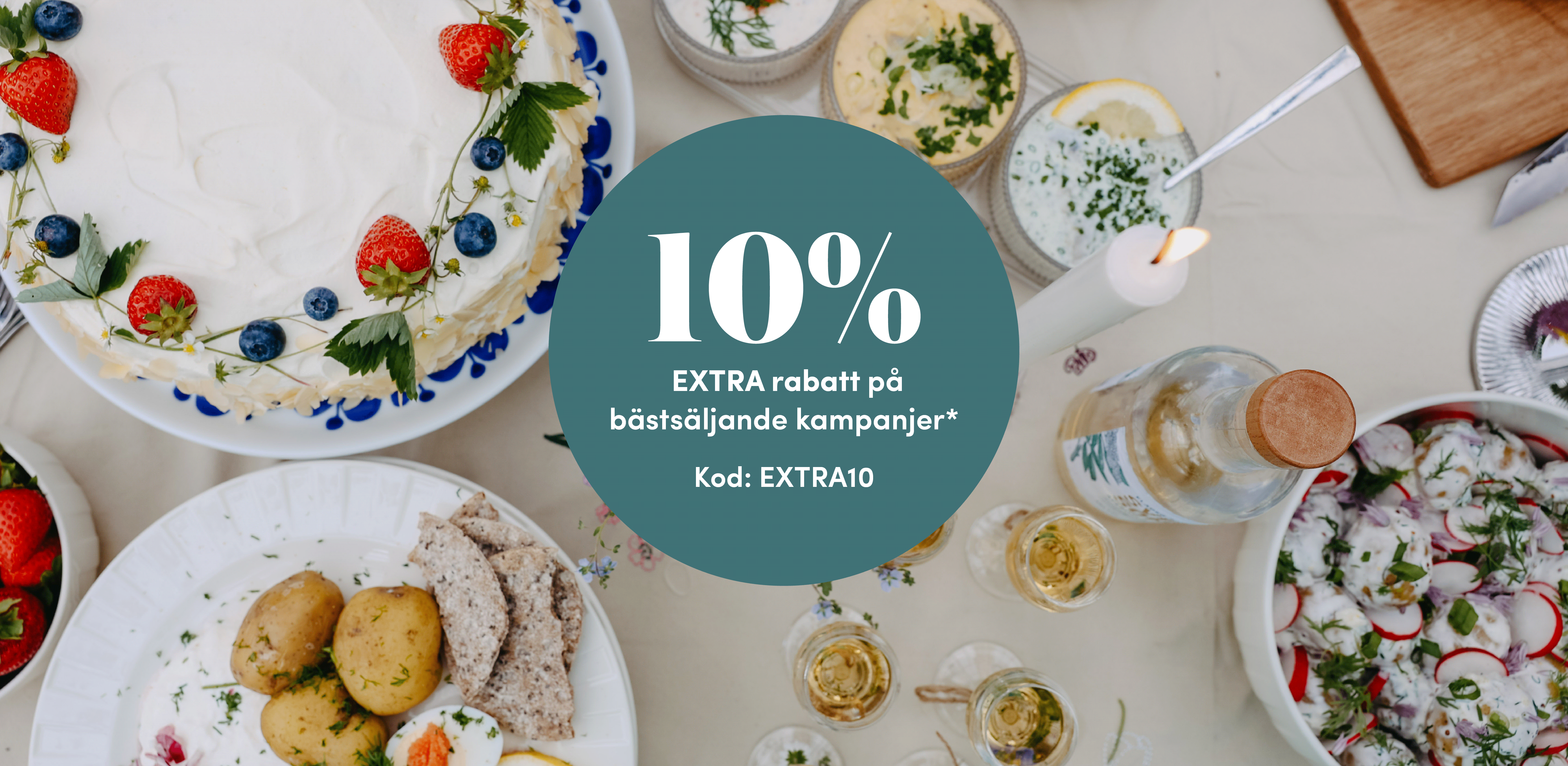 Somrig svensk buffé med jordgubbstårta, sill, potatis och dryck runt en kampanjskylt med 10 % extra rabatt.