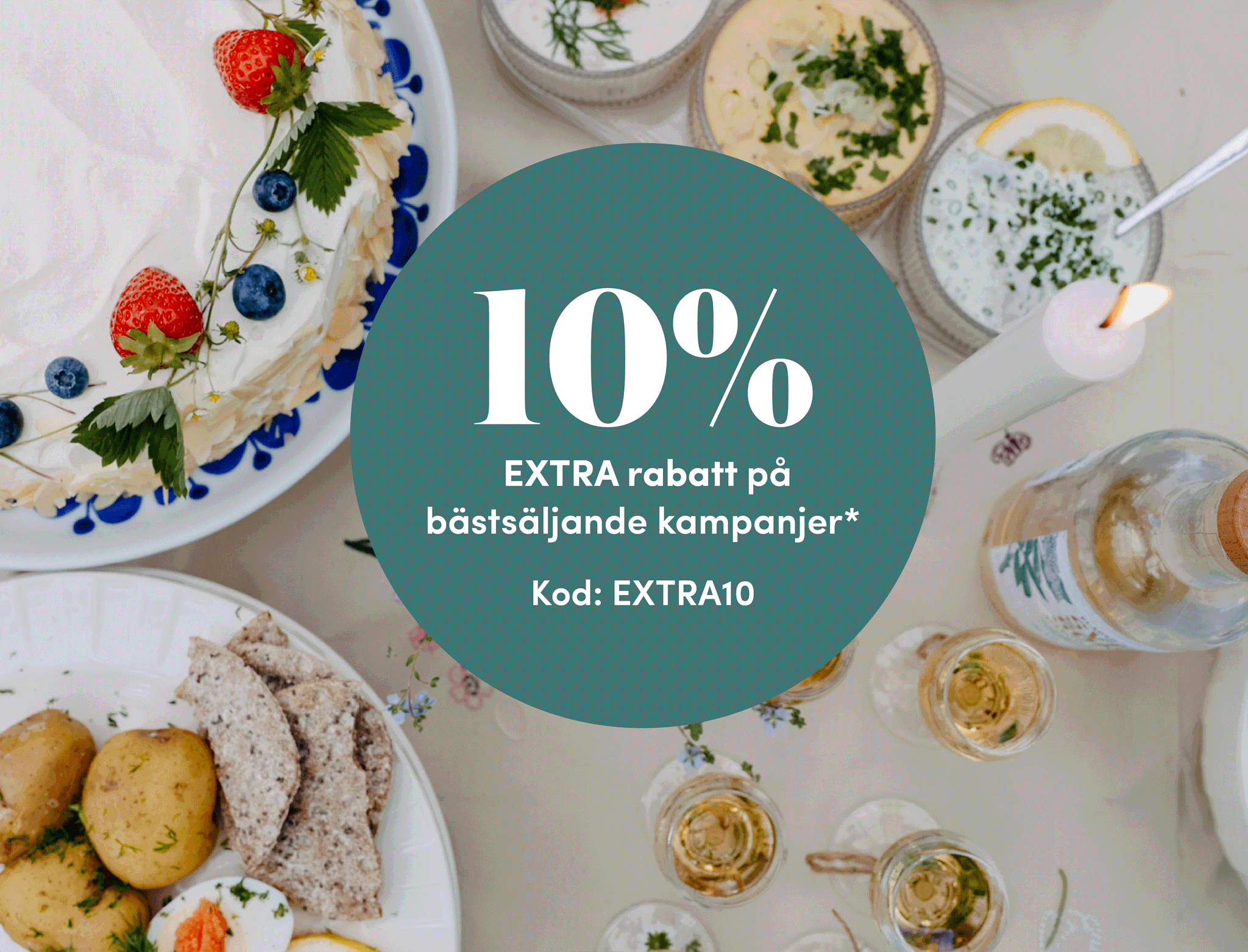 Somrig svensk buffé med jordgubbstårta, sill, potatis och dryck runt en kampanjskylt med 10 % extra rabatt.
