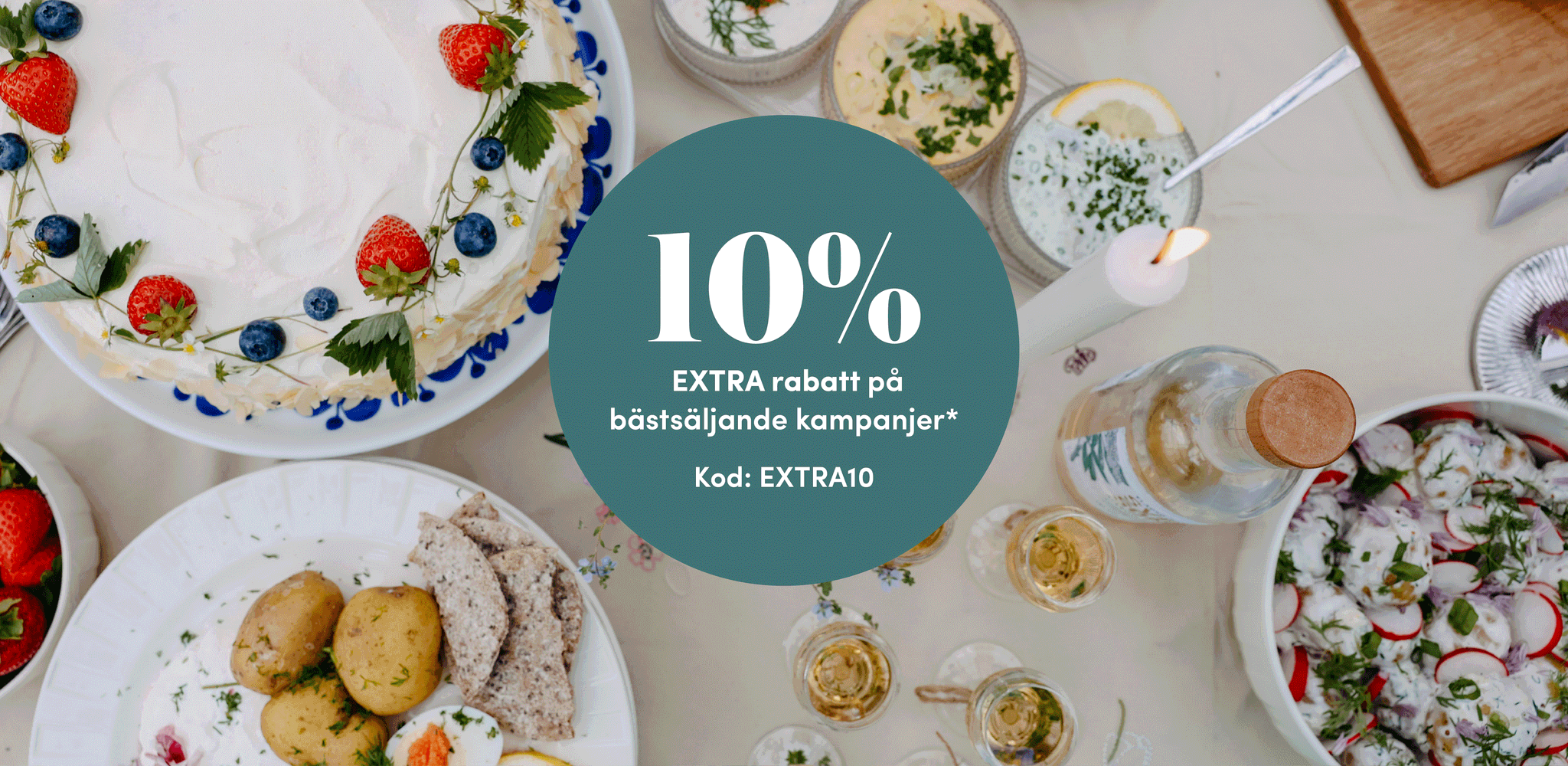 Somrig svensk buffé med jordgubbstårta, sill, potatis och dryck runt en kampanjskylt med 10 % extra rabatt.