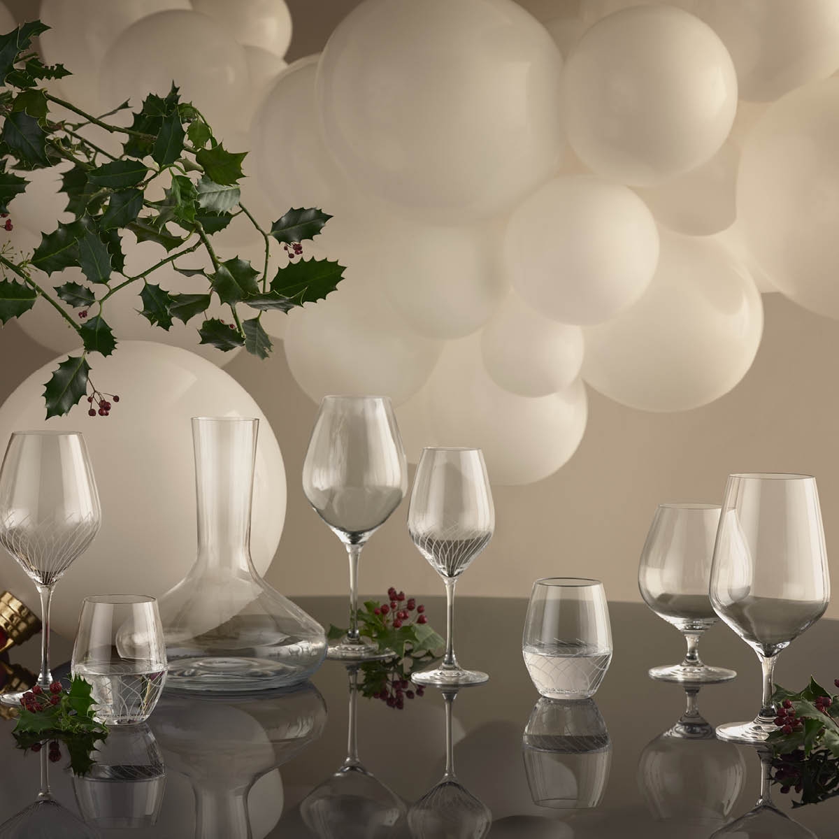 Holmegaard vinglas på bänk fylld med vita ballonger