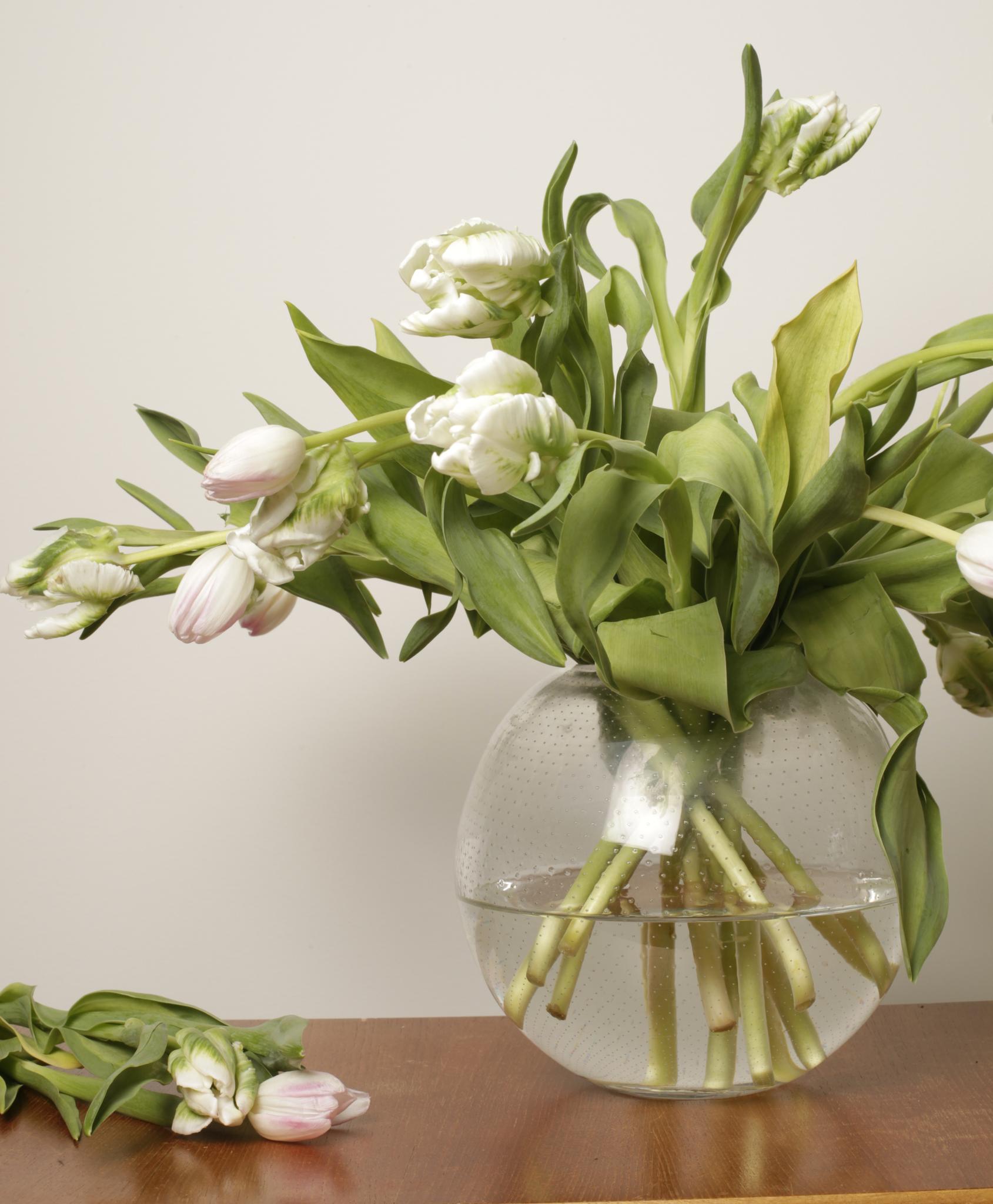 Pyöreä lasimaljakko kukkakimpun kera