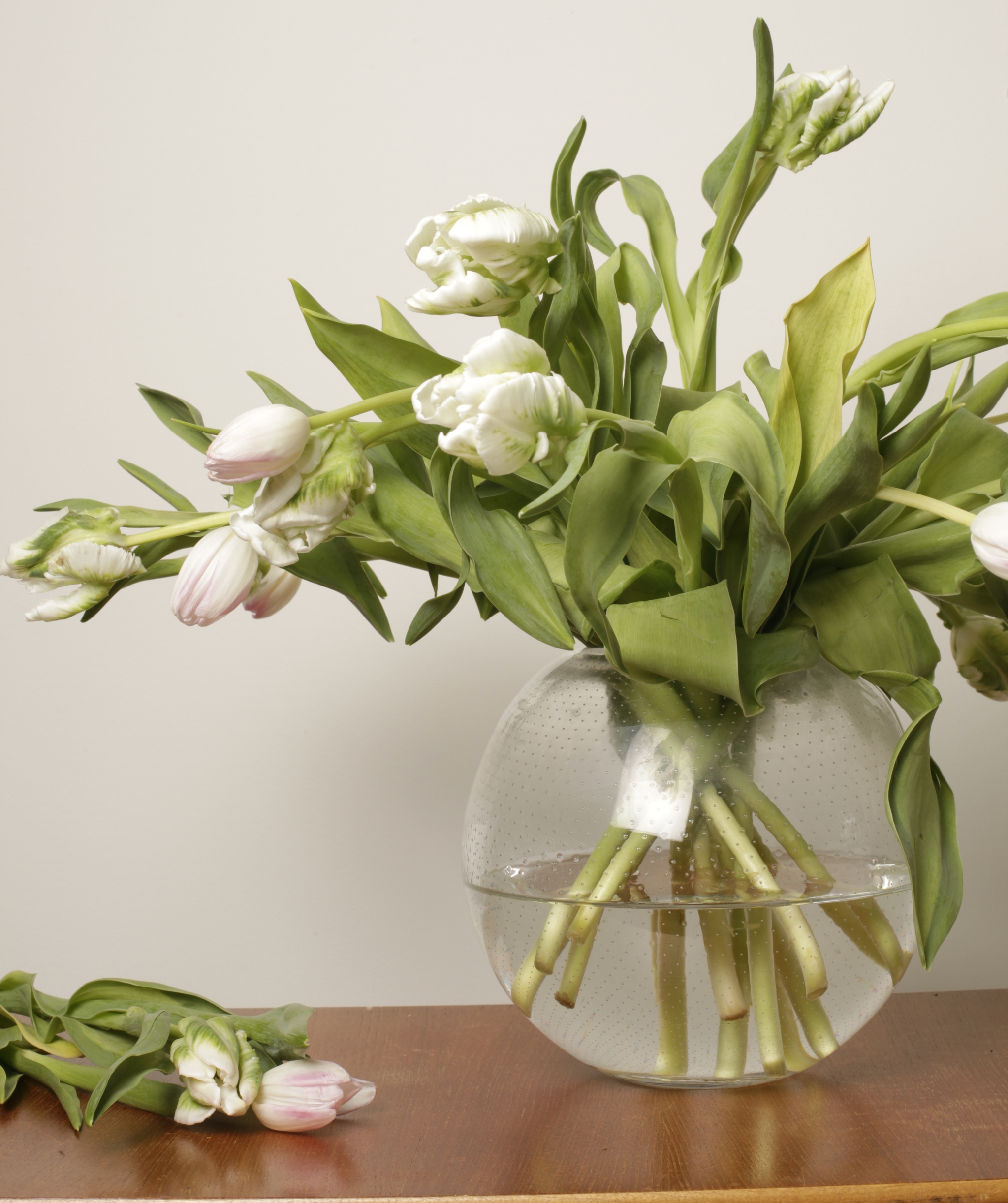 Pyöreä lasimaljakko kukkakimpun kera