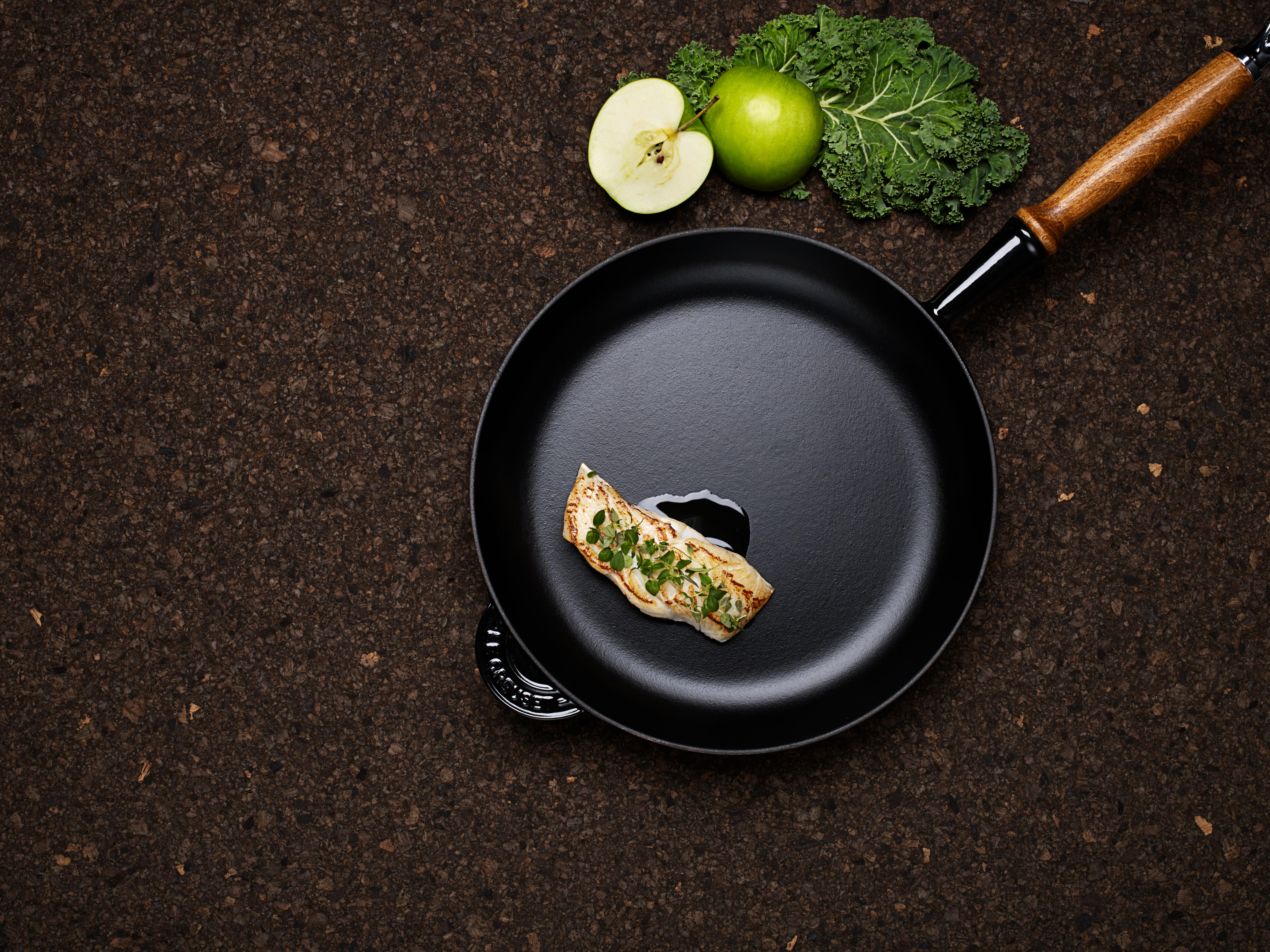 Emaljerad stekpanna med trähandtag