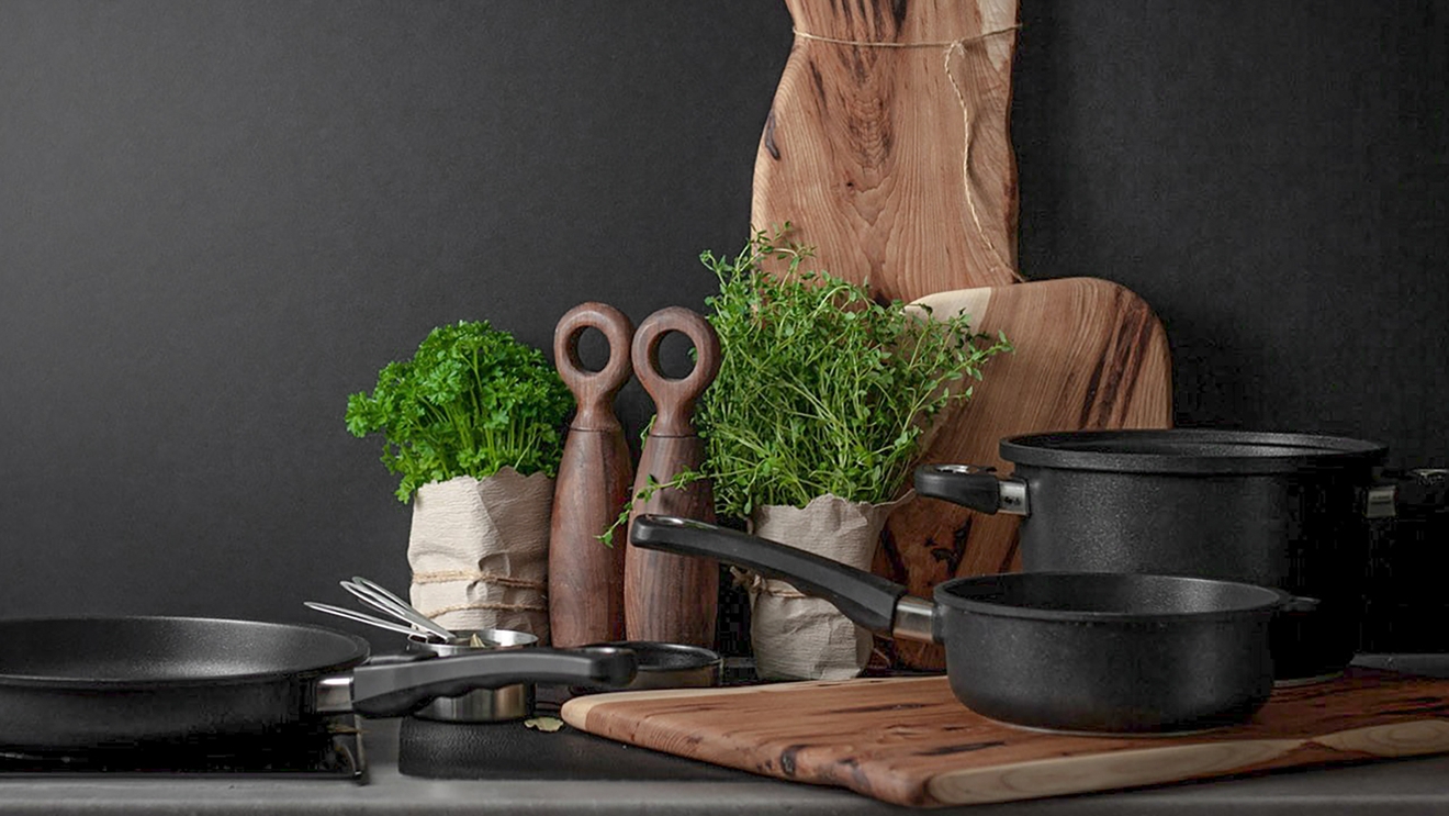 AMT Gastroguss - Paistinpannu, kalapannu ja paistokasari keittiöön.