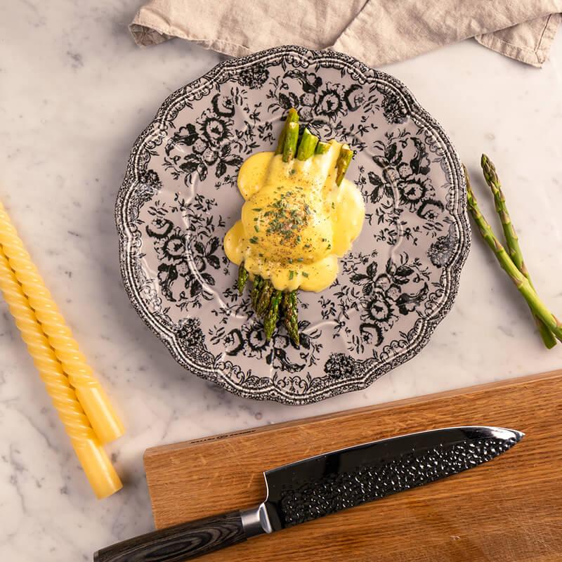 Sparris med pocherat ägg och hollandaisesås