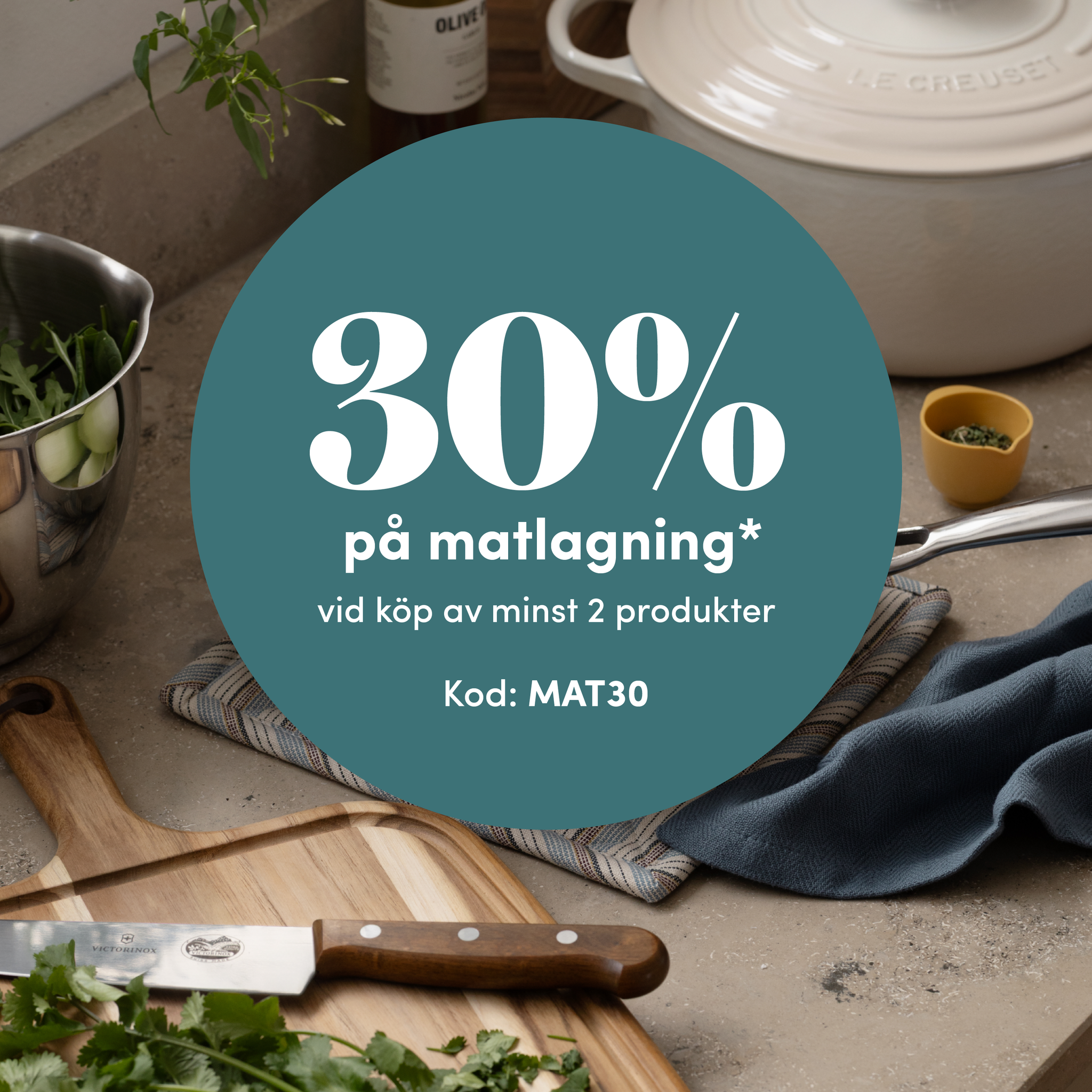 En stekpanna med pak choi och en petrolblå cirkel där det står "30% på matlagning vid köp av minst 2 produkter". Ange kod MAT30