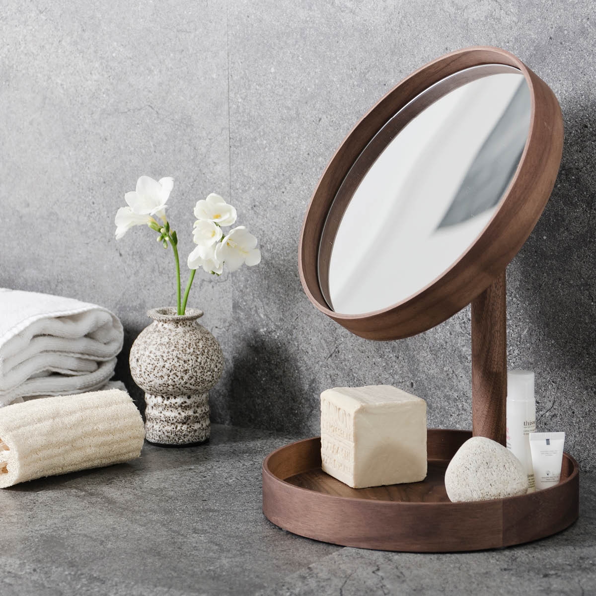 Bordsspegel med träram som står i ett badrum