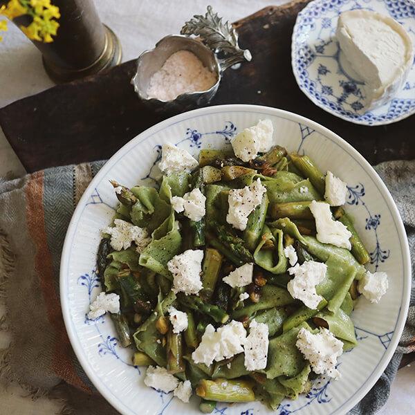 Spenatpasta med brynt smör, sparris, pistagenötter och chèvre