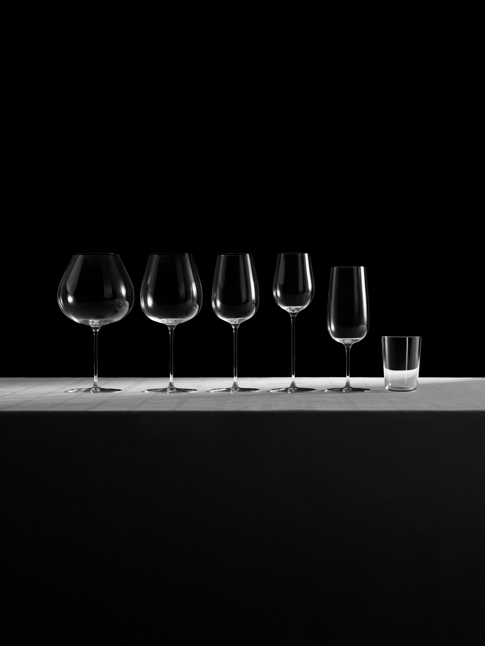 Munblåsta glas från Orrefors x Björn Frantzén mot en svart bakgrund