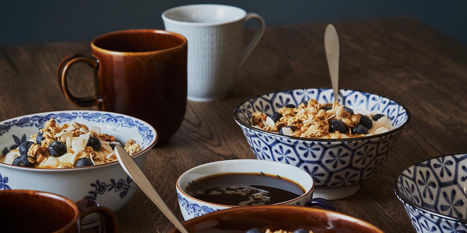 Frukostskålar med granola, yoghurt och blåbär Rörstrand och tokyo design