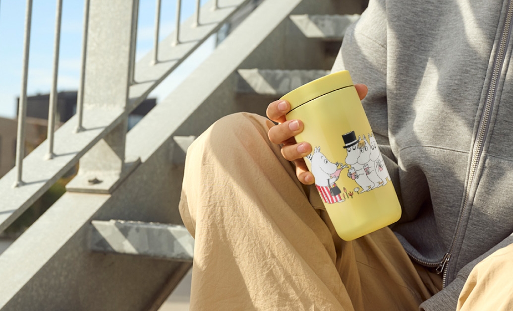 Mumintermos med gulligt motiv av muminmamman som kramar om mumintrollet