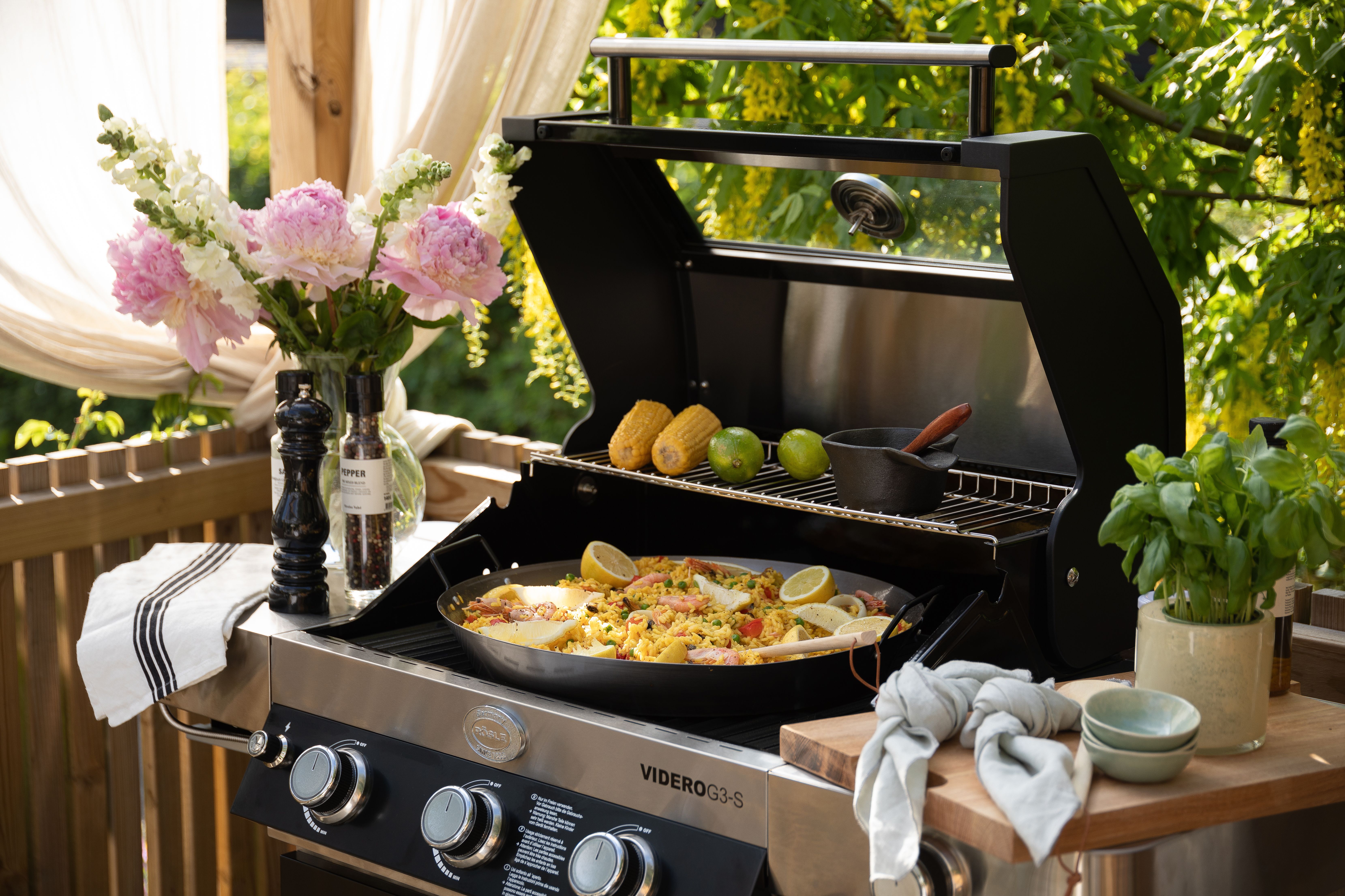 En grill med paella utomhus