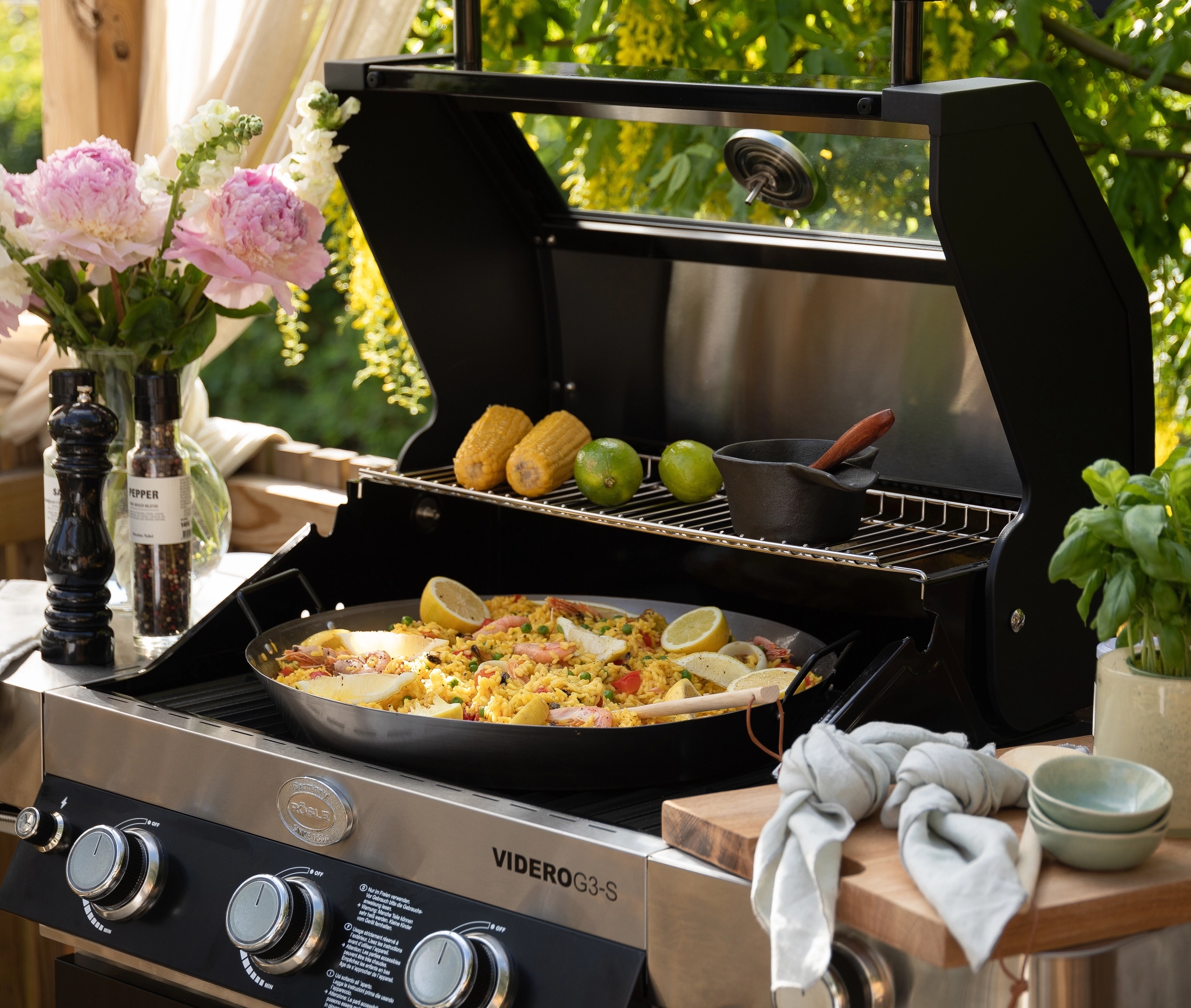 En grill med paella utomhus