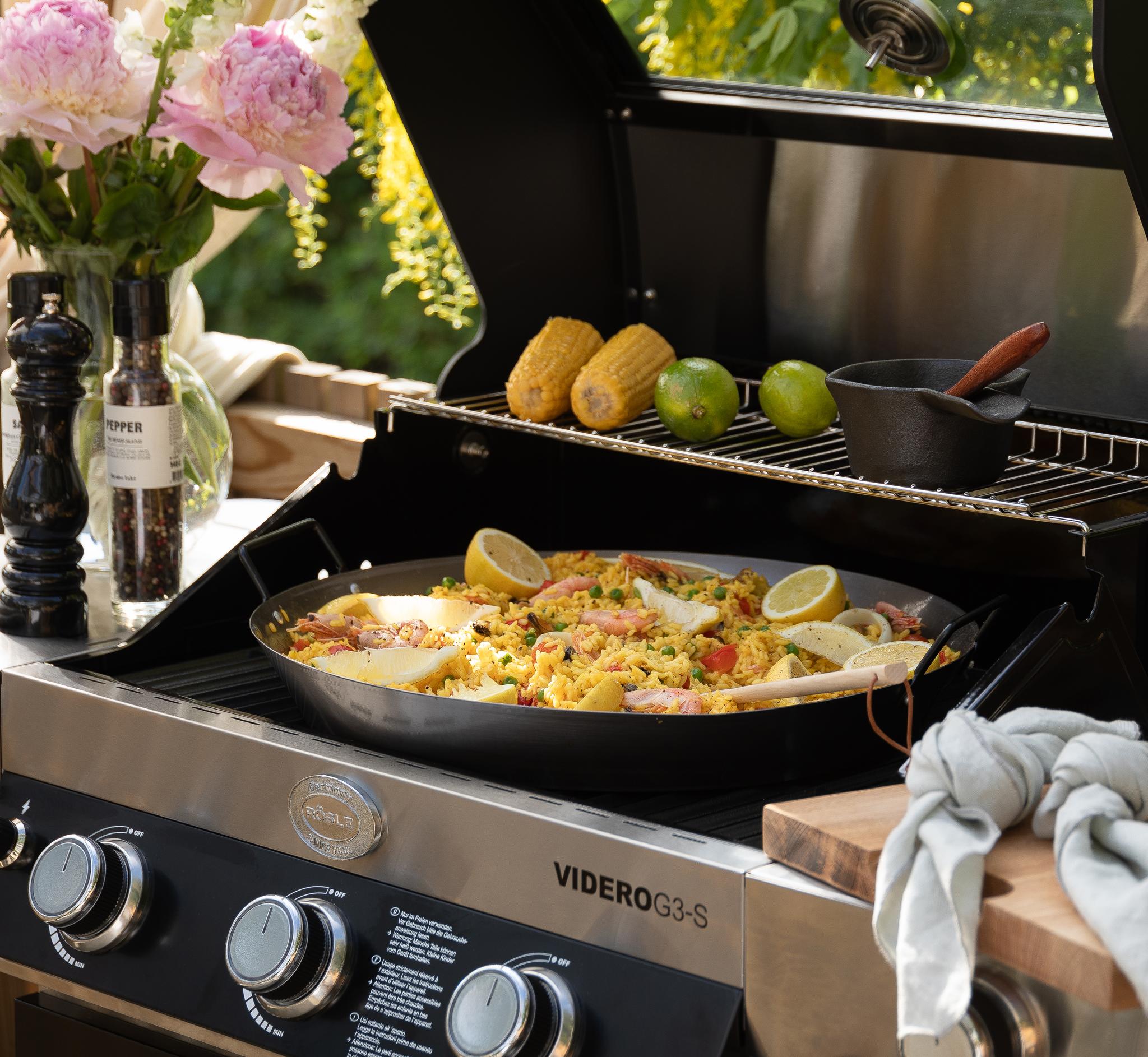 En grill med paella utomhus