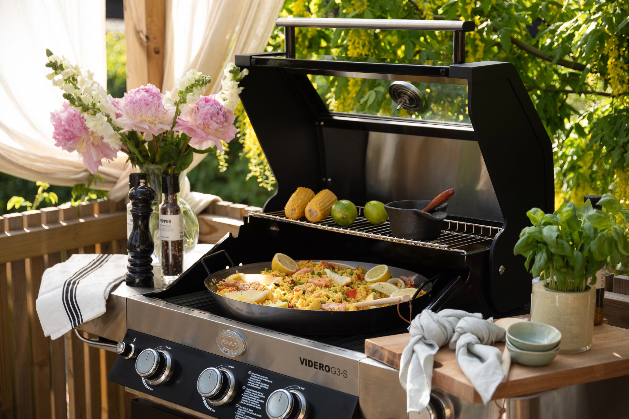 Grillad paella på grillen