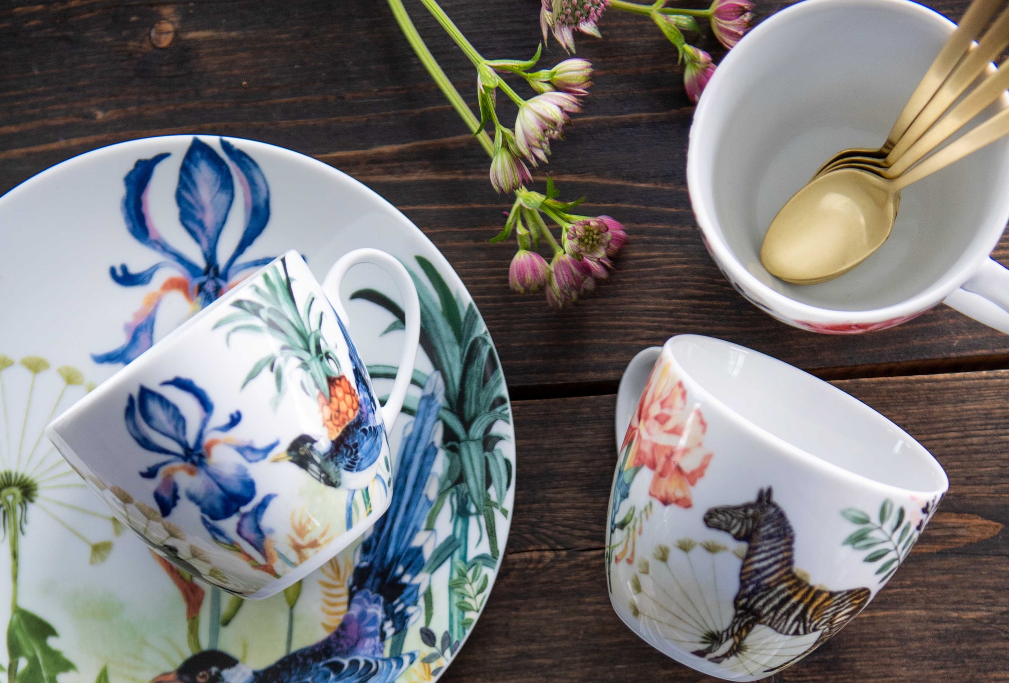 Florytale kopp og fat fra Magnor
