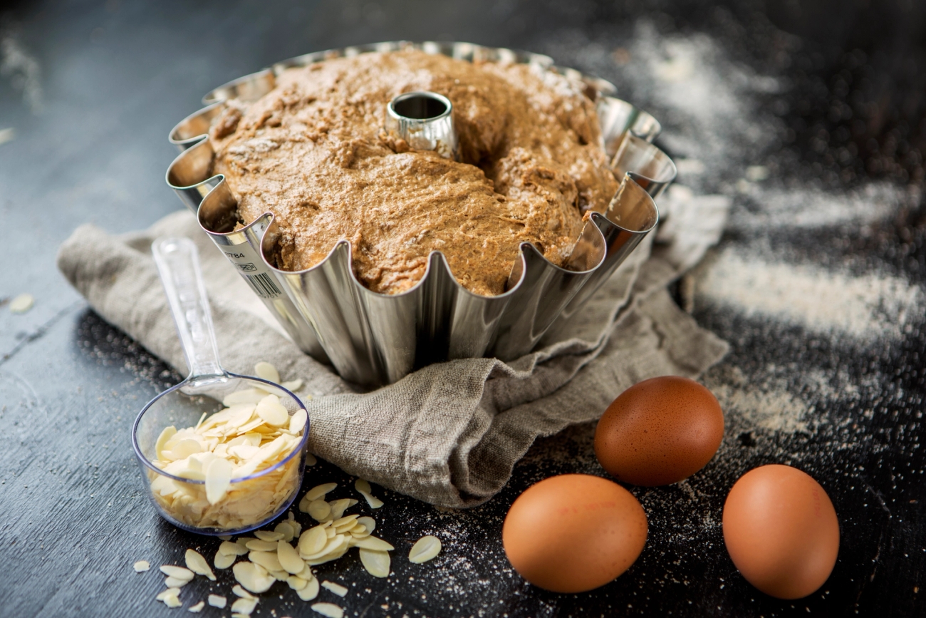Bakeform i blomsterform med sukkerkake og mandelflak