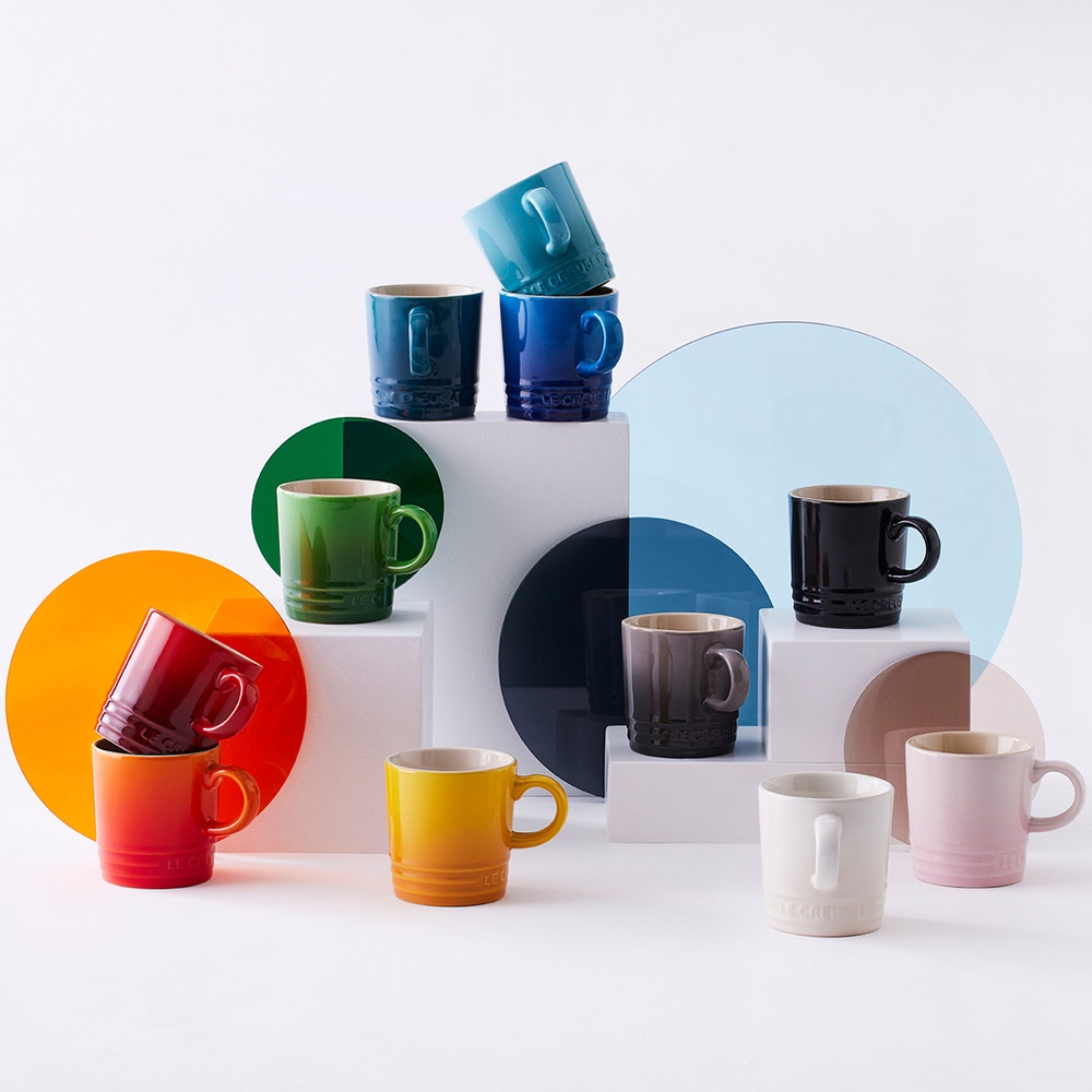 Le creuset kopper i forskjellige farger på en pidestall