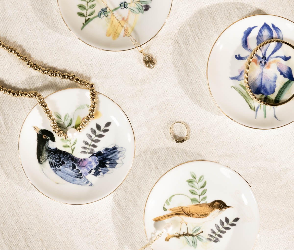 Små tallrikar med fågelmotiv