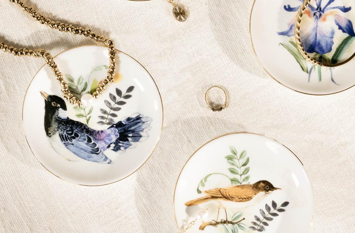 Små tallrikar med fågelmotiv