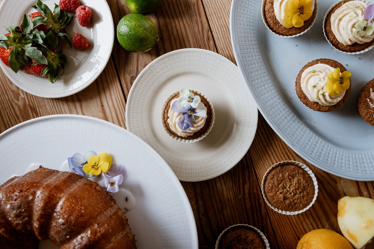 muffinivuoat lautasilla joissa koristeldut muffinit