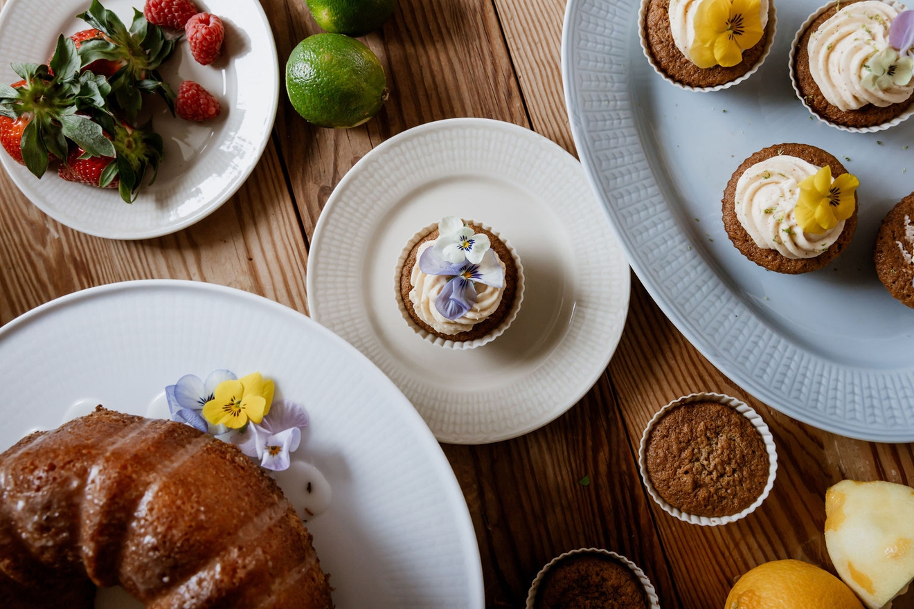muffinivuoat lautasilla joissa koristeldut muffinit