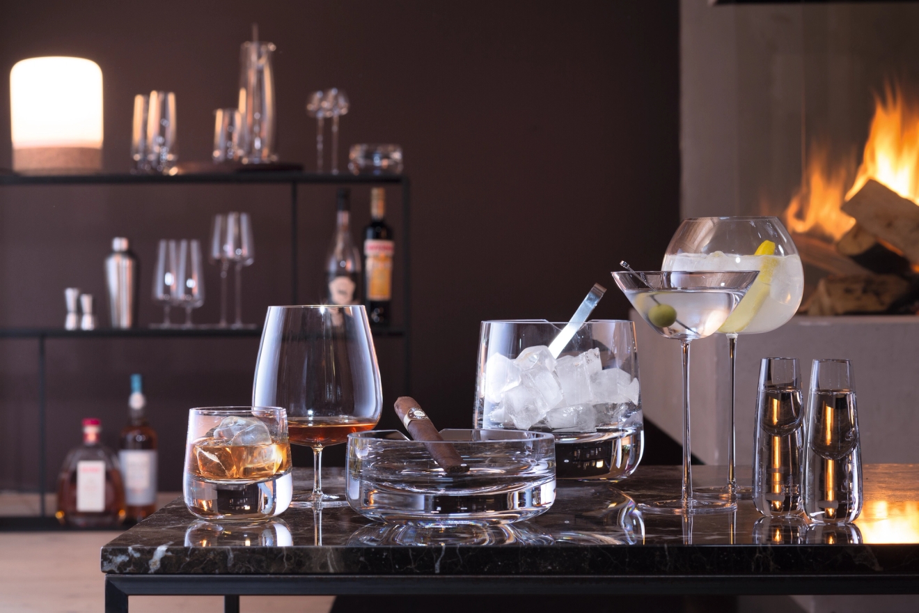 konjakkilasit ja cocktaillasit marmoripöydällä