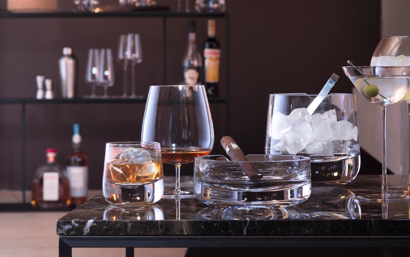 Konjaksglas & konjakskupor på en barbänk