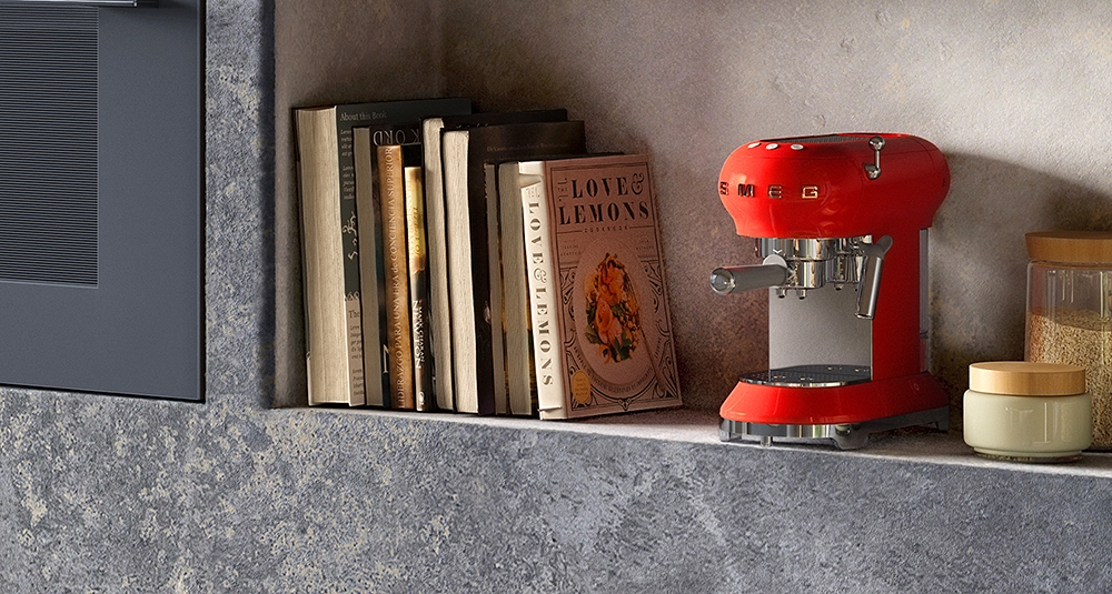 Punainen kahvinkeitin keittiössä