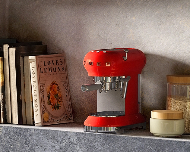 Punainen kahvinkeitin keittiössä