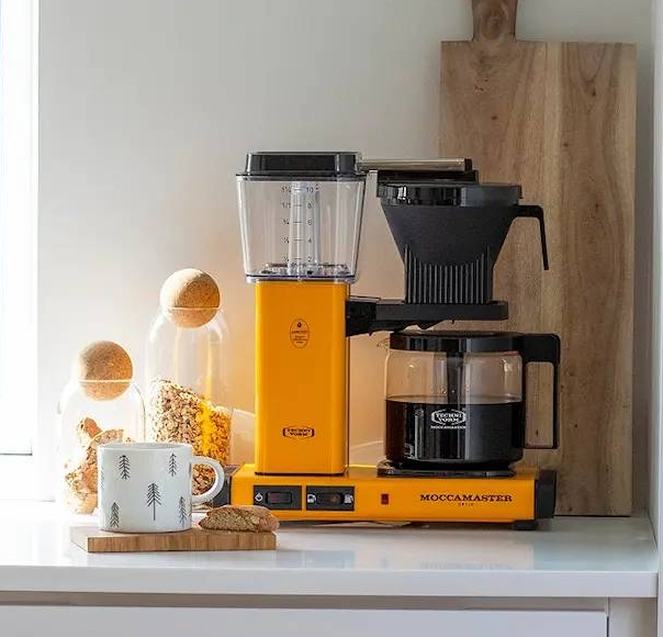 värikäs kahvinkeitin tuotemerkiltä moccamaster keittiön työtasolla