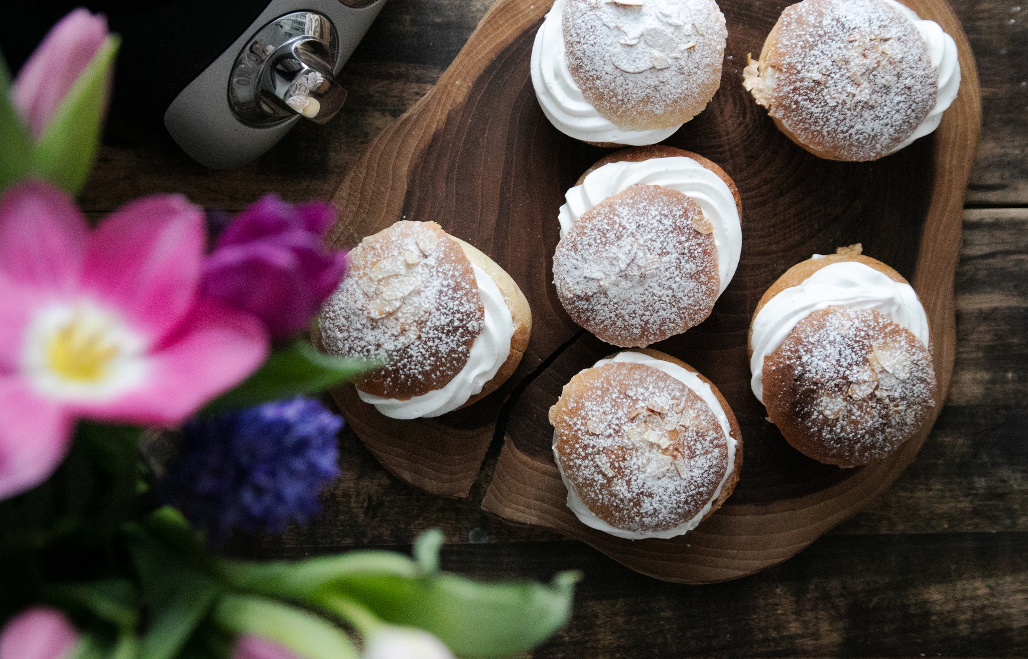 Semlor som står på en träbricka
