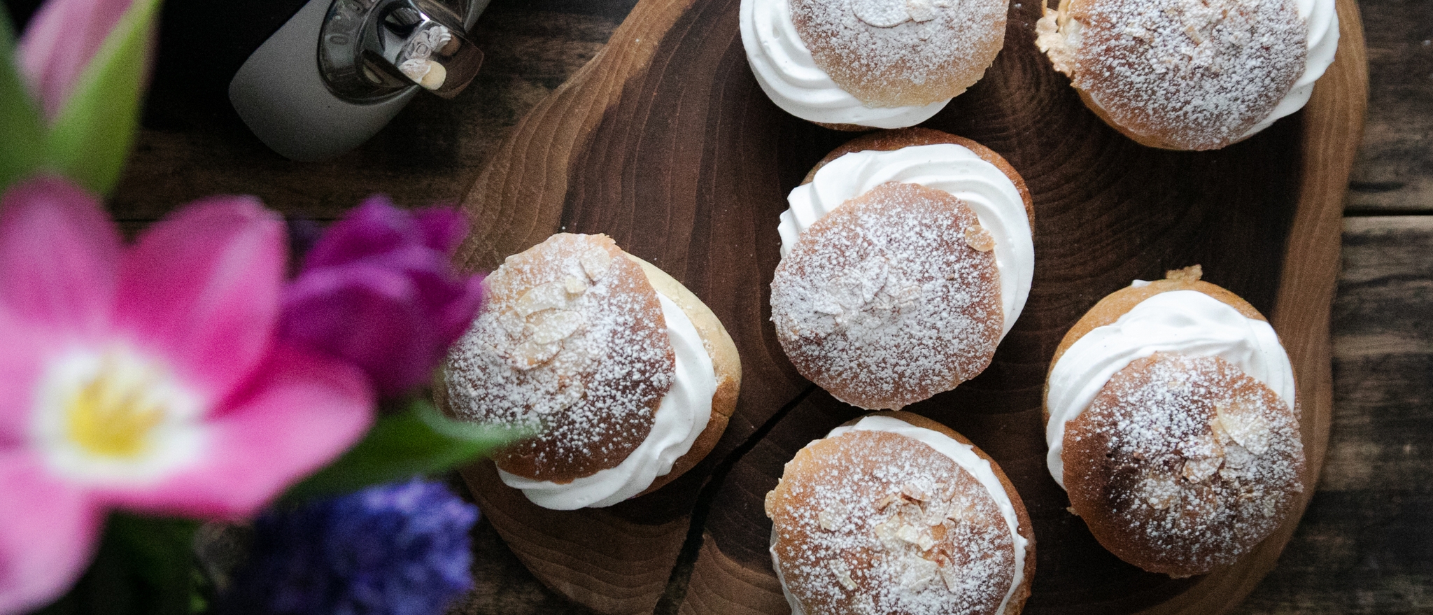 Semlor som står på en träbricka