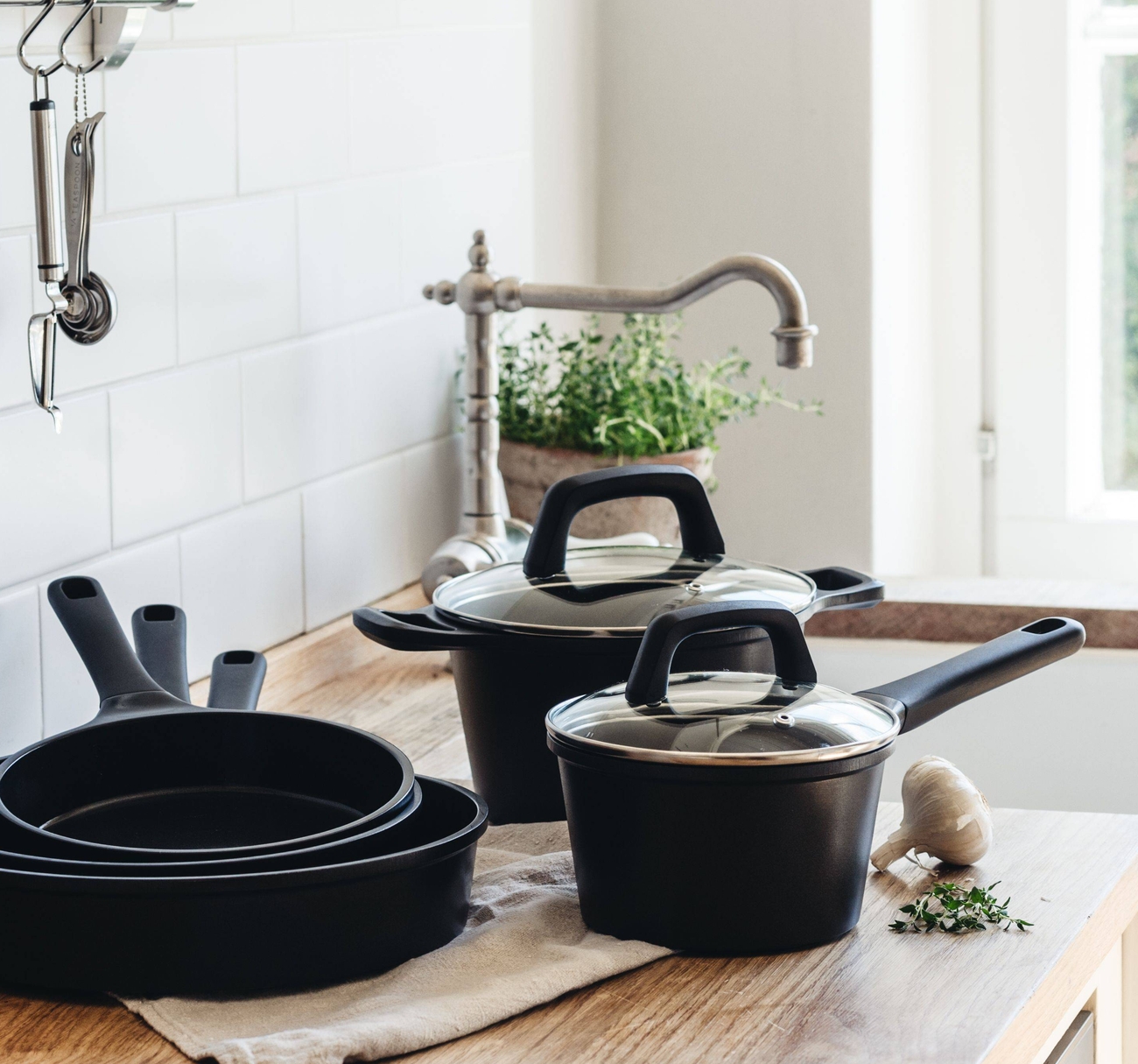 Musta heirol kattila ja paistinpannut keittiön työtasolla