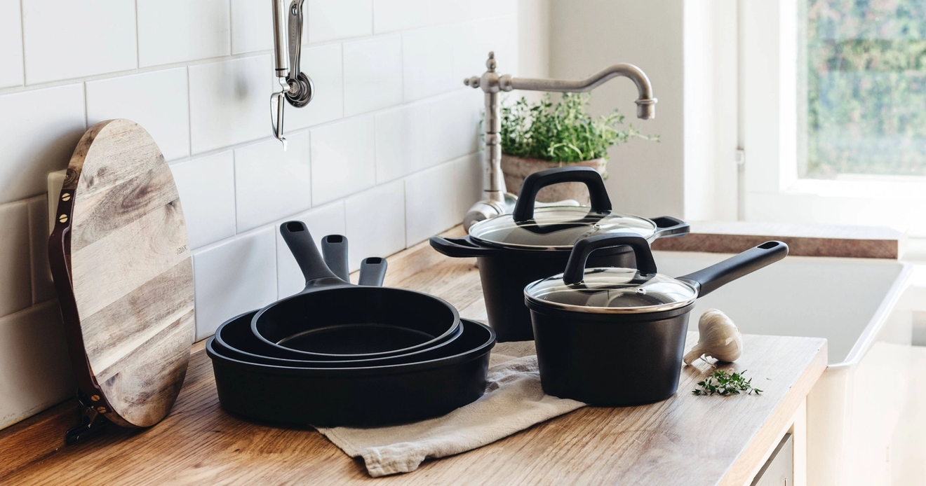 Musta heirol kattila ja paistinpannut keittiön työtasolla