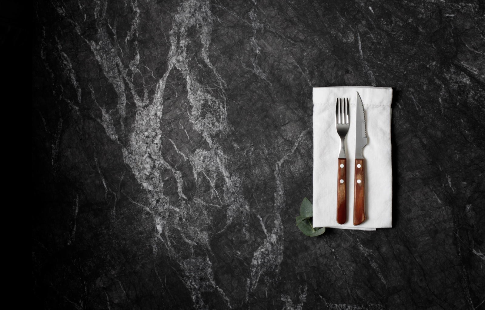 Matkniv för grillmat på marmorbänk