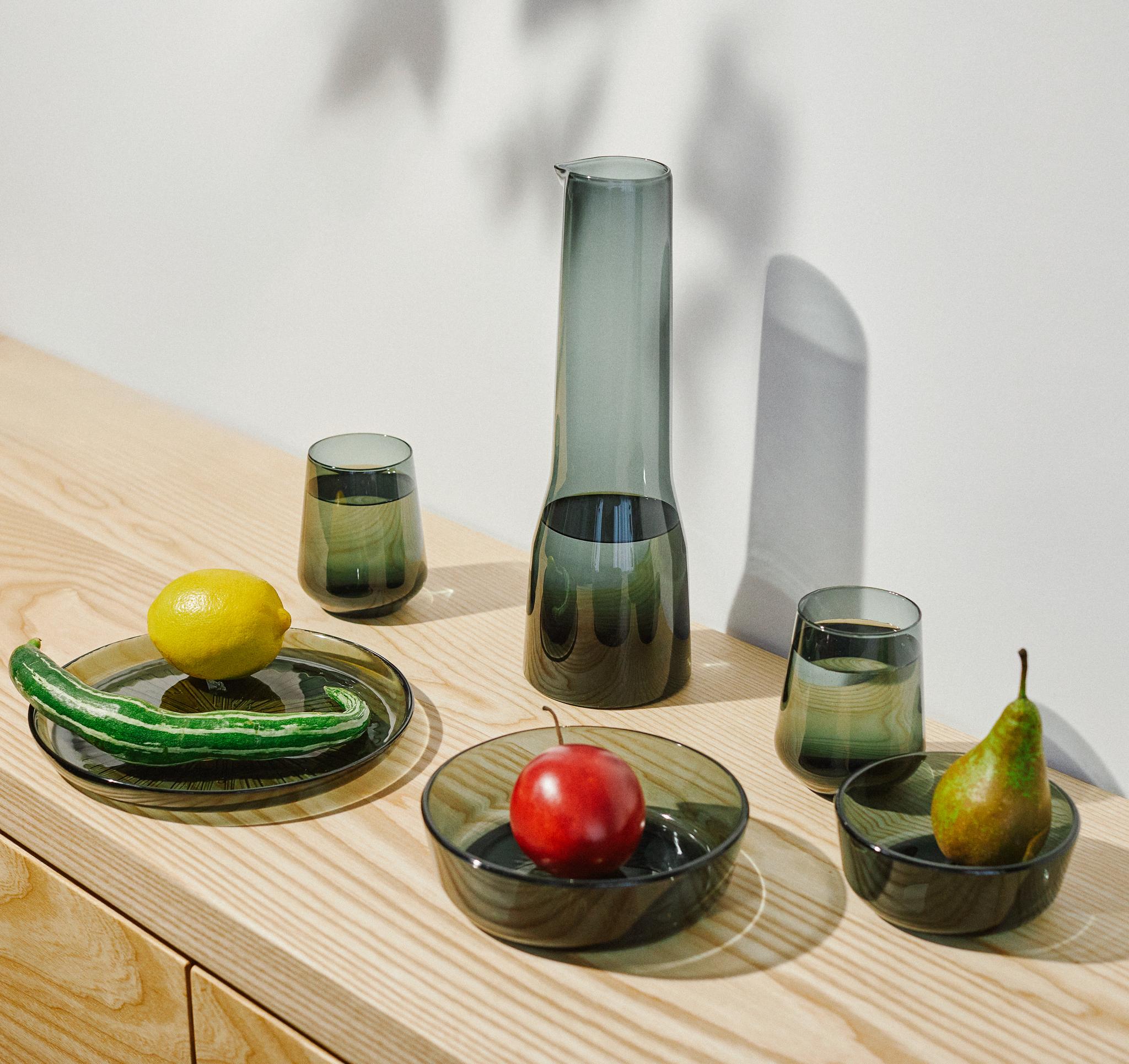 iittala lasit juomalasit karahvi erikokoiset lautaset lasilautaset sammaleenvihreä astiasto